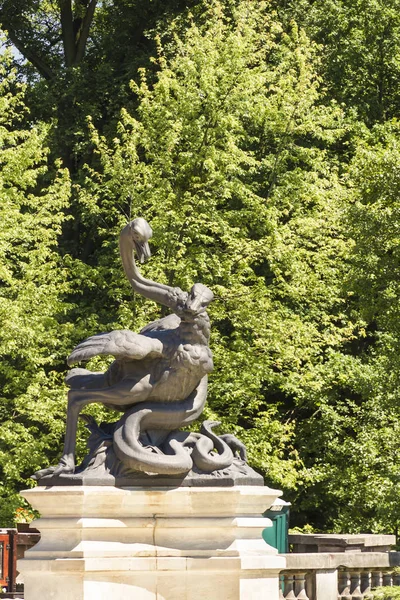 Rzeźba słynnego francuskiego dziewiętnastego rzeźbiarza Emmanuela Fremieta. Wąż atakujący strusia w polskim parku Świerklaniec. — Zdjęcie stockowe