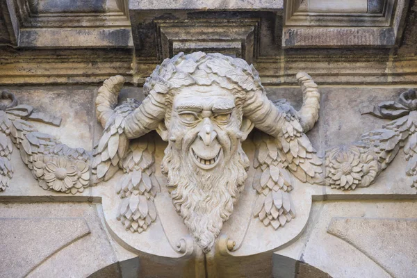 Detalhe do palácio em Dresden - Alemanha. Escultura de Pan (Faun), deus grego . — Fotografia de Stock