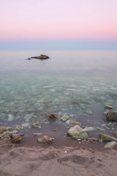 Sonnenuntergang am Schwarzen Meer. felsige Küste bei Varna auf Bulgarisch. — Stockfoto