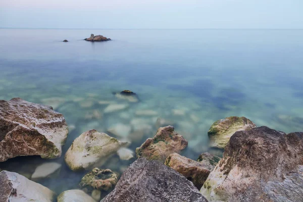 Puesta de sol en el mar negro. Costa rocosa cerca de Varna en búlgaro . — Foto de Stock