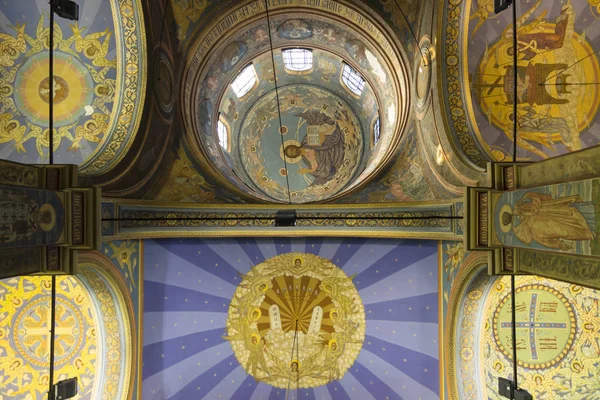Interieur van de kathedraal gewijd Dormition van de Moeder van God - Orthodoxe kerk in Varna. Stad aan de Zwarte Zee. Bulgarije. — Stockfoto