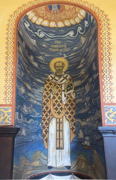 Sint Nicolaas de Bisschop in de kathedraal van de orthodoxe kerk in Varna. Stad aan de Zwarte Zee. Bulgarije . — Stockfoto