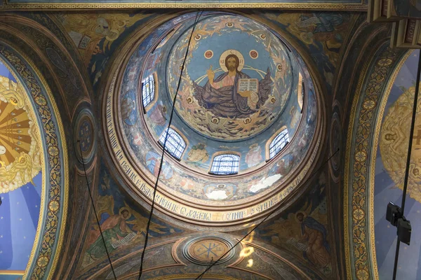 Interieur van de kathedraal gewijd Dormition van de Moeder van God - Orthodoxe kerk in Varna. Stad aan de Zwarte Zee. Bulgarije. — Stockfoto