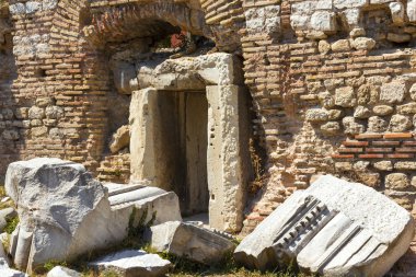 Bulgaristan 'ın Karadeniz kıyısındaki liman kenti Varna' da antik Roma hamamı (termae). Sütunların parçaları.