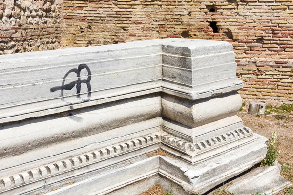 Ancient Roman bathing (thermae)  in  Varna, port city at Black Sea in Bulgaria. Fragments of columns. — Stock Photo, Image