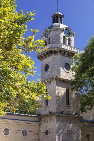 Torre do relógio em Varna. Cidade na Bulgária no Mar Negro . — Fotografia de Stock