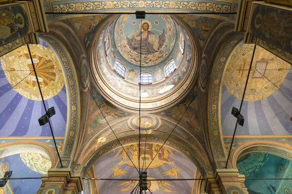 Interior da catedral dedicada Dormição da Mãe de Deus Igreja Ortodoxa em Varna. Cidade no Mar Negro. Bulgária . Imagens Royalty-Free