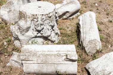 Bulgaristan 'ın Karadeniz kıyısındaki liman kenti Varna' da antik Roma hamamı (termae). Sütunların parçaları.