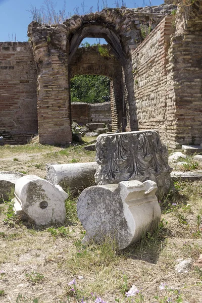 Antiguo baño romano (thermae) en Varna, ciudad portuaria en el Mar Negro en Bulgaria. Fragmentos de columnas . —  Fotos de Stock