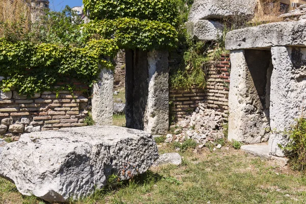 Antiguo baño romano (thermae) en Varna, ciudad portuaria en el Mar Negro en Bulgaria. Fragmentos de columnas . — Foto de Stock