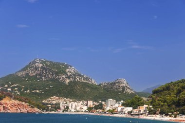 Akdeniz 'in güzel manzarası. Mavi su ve kırmızı kayalar.