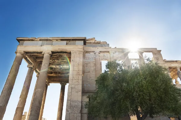 Акрополь в Афинах, знаменитые руины в Греции в солнечный день . — стоковое фото