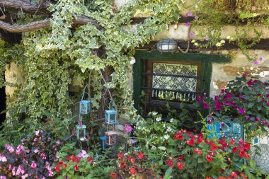 Yunanistan 'ın manzarası. Olimpik Dağ yakınlarındaki Palaios Panteleimonas manzarası. Bahçesi çiçek açmış..