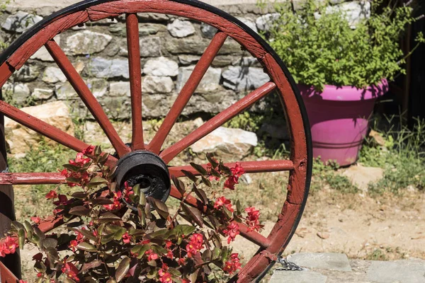 Landscape of Greece. View of Palaios Panteleimonas near Olimpic Mountain. Courtyard with wooden wheel. — Stock Photo, Image