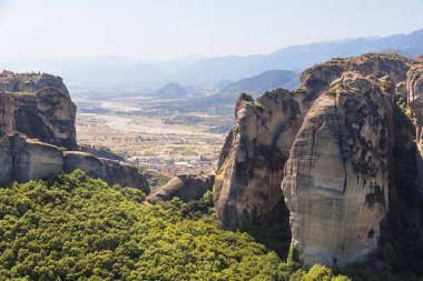 Meteora - Yunanistan 'ın merkezinde kaya oluşumu. Doğu Ortodoks manastırlarının en büyük ve en ünlü kompleksleri.