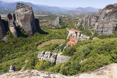 Meteora - Yunanistan 'ın merkezinde kaya oluşumu. Doğu Ortodoks manastırlarının en büyük ve en ünlü kompleksleri.