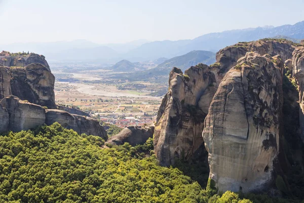 Meteora - skalní útvar ve středním Řecku. Největší a nejznámější postavené komplexy východních pravoslavných klášterů. — Stock fotografie