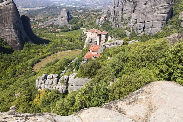 Meteora - skalní útvar ve středním Řecku. Největší a nejznámější postavené komplexy východních pravoslavných klášterů. — Stock fotografie