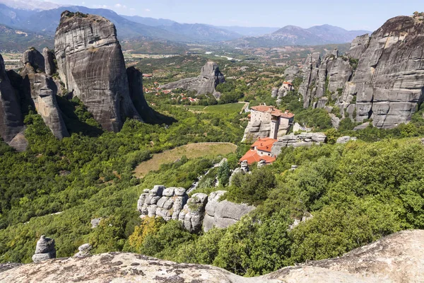 Meteora - skalní útvar ve středním Řecku. Největší a nejznámější postavené komplexy východních pravoslavných klášterů. — Stock fotografie