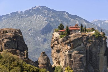 Meteora - Yunanistan 'ın merkezinde kaya oluşumu. Doğu Ortodoks manastırlarının en büyük ve en ünlü kompleksleri.