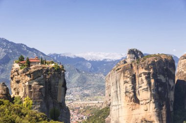 Meteora - Yunanistan 'ın merkezinde kaya oluşumu. Doğu Ortodoks manastırlarının en büyük ve en ünlü kompleksleri.