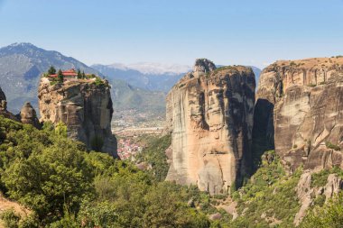 Meteora - Yunanistan 'ın merkezinde kaya oluşumu. Doğu Ortodoks manastırlarının en büyük ve en ünlü kompleksleri.