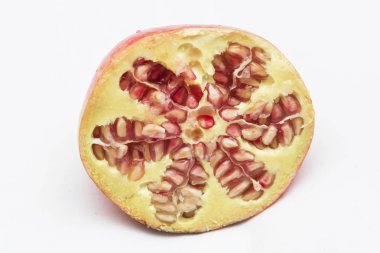 Taze, doğal, dilimlenmiş nar meyvesi. .