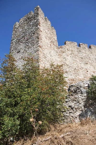 Die platamon burg ist eine kreuzfahrerburg in nordgriechenland - makedonien, pieria. es liegt südöstlich des olympischen Berges, der Turm ist eine imposante mittelalterliche Festung. — Stockfoto