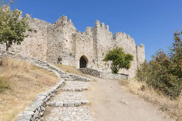 El castillo de Platamon es un castillo cruzado en el norte de Grecia Macedonia, Pieria. Se encuentra al sureste del Monte Olimpo, La torre es una imponente fortaleza medieval . —  Fotos de Stock