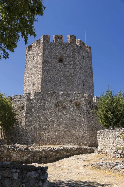 Замок Платамон - замок хрестоносців у північній Греції - Македонія, Піерія. Вона розташована на південний схід від гори Олімп, вежа є величною середньовічною фортецею.. Ліцензійні Стокові Зображення