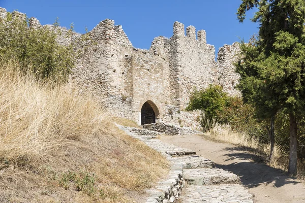 O Castelo de Platamon é um castelo cruzado no norte da Grécia Macedônia, Pieria. Ele está localizado a sudeste do Monte Olimpo, A torre é uma fortaleza medieval imponente . Imagem De Stock