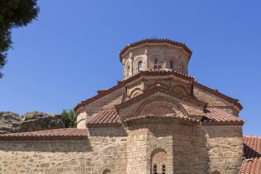Meteora, Doğu Ortodoks manastırlarının en büyük ve en ünlü kompleksleri. Yunan bayrağı.