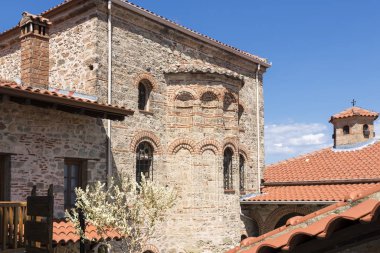 Meteora, Doğu Ortodoks manastırlarının en büyük ve en ünlü kompleksleri. Yunan bayrağı.