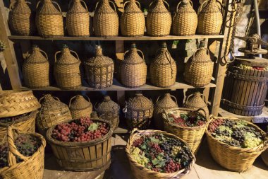 Şarap fıçılarıyla dolu eski bir mahzen..