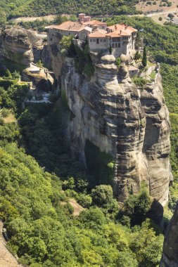 Meteora, Doğu Ortodoks manastırlarının en büyük ve en ünlü kompleksleri. Yunan bayrağı.