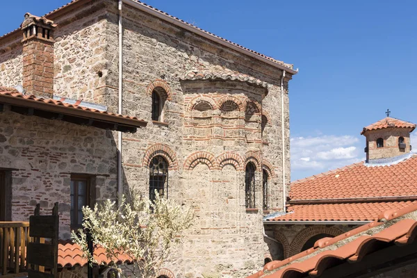 Meteora Doğu Ortodoks Manastırlarının Büyük Ünlü Kompleksleri Yunan Bayrağı — Stok fotoğraf