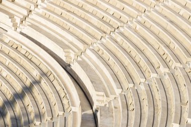 Beyaz doğal arka plan. Mermer merdiven. 