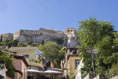 Atina 'da ünlü yerler, Yunanistan' ın başkenti. Atina 'nın eski tarihi mahallesi olan Plaka, Atina' daki Antik Roma Agora harabelerinin etrafında yer alıyor.