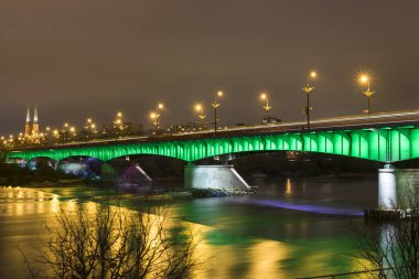 Polonya 'nın başkenti Varşova' da modern aydınlatma köprüsü. Vistula Nehri Bulvarları.