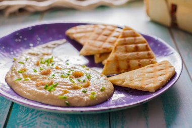 Bir seramik Menekşe plaka yan görünüm taramasalata ve pide ızgara