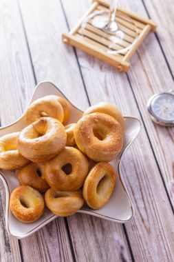 Yukarıdan pembe kurullarında beyaz bir tabak içinde taralli kurutma