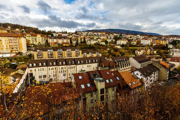 Őszi panoráma Neuchatel, Svájc oldalnézetből — Stock Fotó