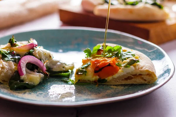 Biały pizza z warzywami, wylewa się z oliwy z oliwek. — Zdjęcie stockowe