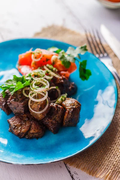 Kazan kebab kék tányéron zöldségekkel — Stock Fotó