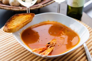 Langoustine ve bir bardak ile domates çorbası. Güzel Porsiyon