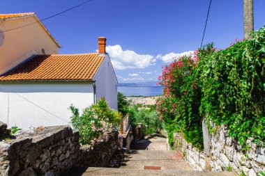 Turuncu bir çatı, Hırvatistan denizde yol evi