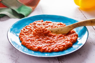 Aivar mavi bir tabakta sebze aperatif. Sırp mutfağı