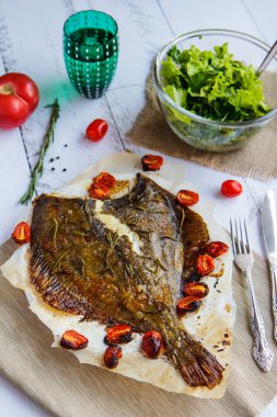 Pide, marul ve kiraz yaprakları pişmiş pisi balığı