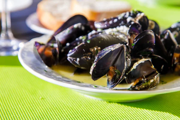 Mussels in white bouzar sauce. Croatian cuisine side view — Stock Photo, Image