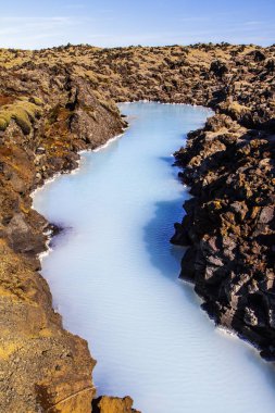 Kayalar ve İzlanda volkanik havzasında. Blue Lagoon